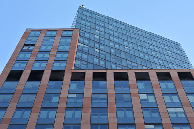 蓝色和红色的办公楼图片下载