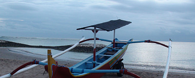 印尼巴厘岛库塔海岸的渔船景象。东南亚图片下载