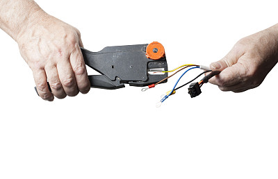 修理、翻新、电力和能源概念。电工剥离绝缘图片下载