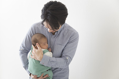 抱着婴儿的日本父亲图片下载