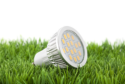 绿色草地上的Led灯泡图片下载