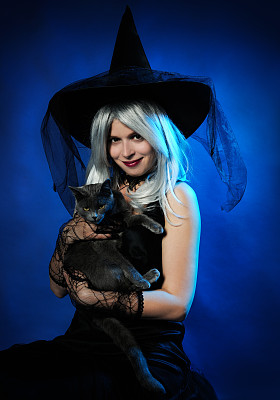 迷人的女巫和一只猫图片下载