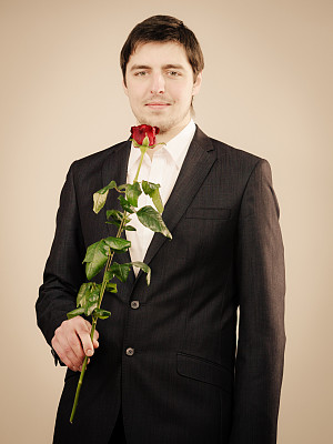 带玫瑰的帅哥图片下载