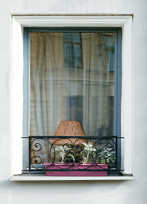 有灯和装饰格子的窗户图片下载