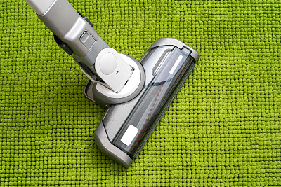 地板上有吸尘器图片下载