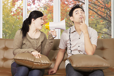 年轻女子在和丈夫吵架图片下载