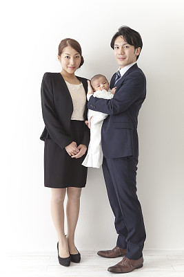 日本夫妇带着宝宝的纪念照图片下载