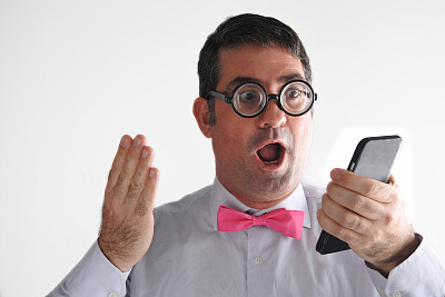 惊讶的极客收到了一个令人惊讶的消息或电话图片下载