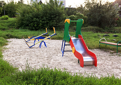 五颜六色的孩子们在操场上玩耍。图片下载