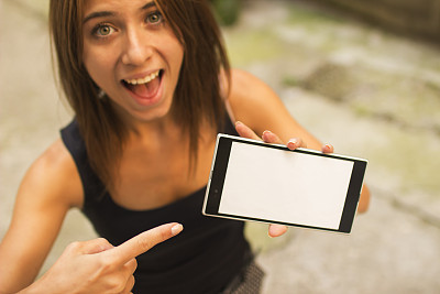 微笑女孩展示智能手机图片下载