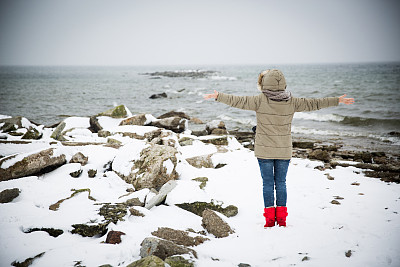 冬天在海边散步的女孩图片下载