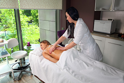 给那个女孩在美容院做按摩图片下载