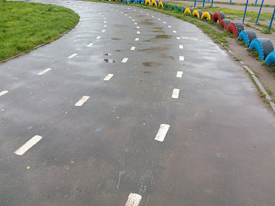 在学校体育场的跑步机上转弯图片下载