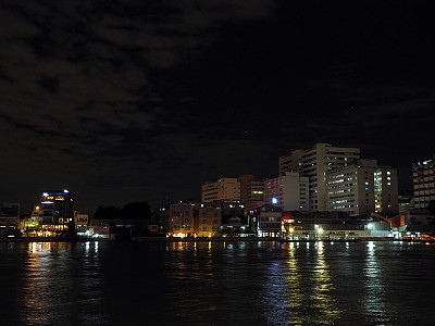 建筑物的灯光和天上的星星图片下载