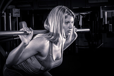 健身女孩在健身房举重图片下载