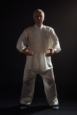 老人练太极图片下载