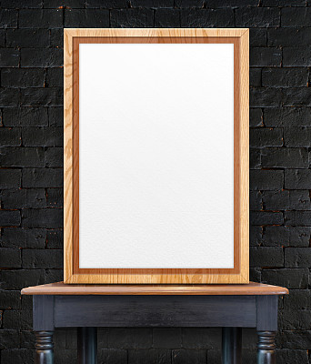 空白木框倚黑砖墙图片下载