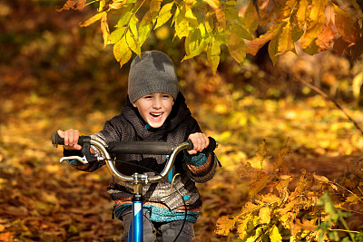 在秋天的公园里骑自行车图片下载