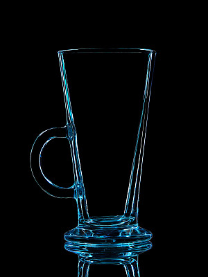 在黑色背景上拍摄的蓝色玻璃剪影图片下载