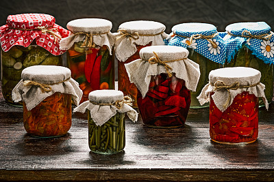 食品储藏室里的各种腌菜图片下载