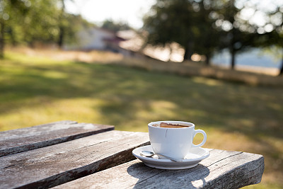 咖啡杯放在桌上，有选择的重点图片下载