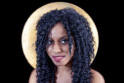 漂亮年轻的非洲裔美国女孩穿着内衣的肖像图片下载