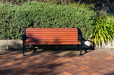 花园里的长凳。公园景观图片下载