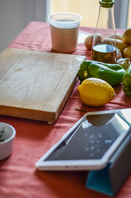 切菜板与数码片剂-准备食品图片下载