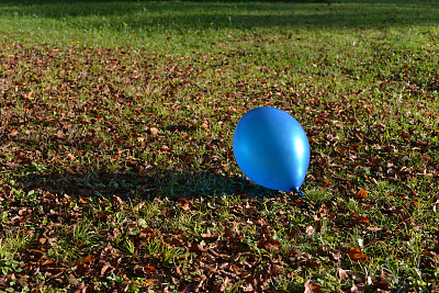 蓝色的气球图片下载