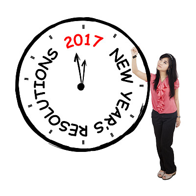 那个在演播室里拿着大钟的女人图片下载