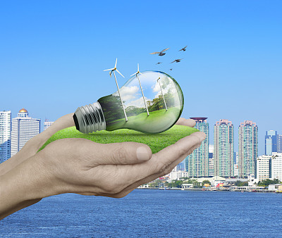 里面有风力涡轮机和森林的灯泡图片下载