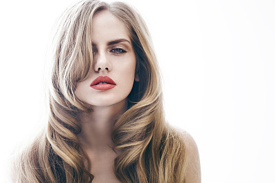 红唇的金发女人图片下载