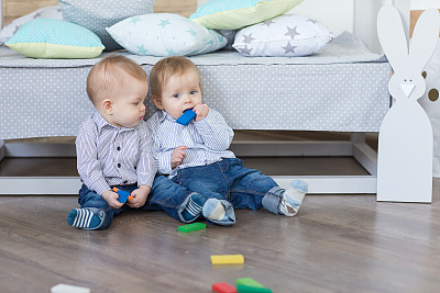 双胞胎男孩玩图片下载