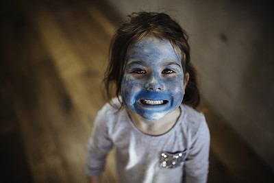 年轻的女孩化妆图片下载