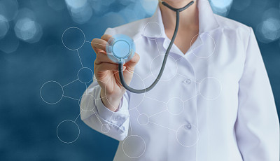 医生与听诊器在手中和图形设计。图片下载