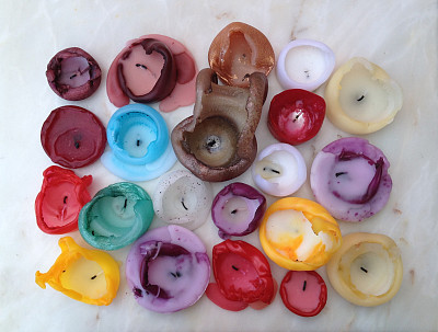 高角度的使用彩色蜡烛图片下载