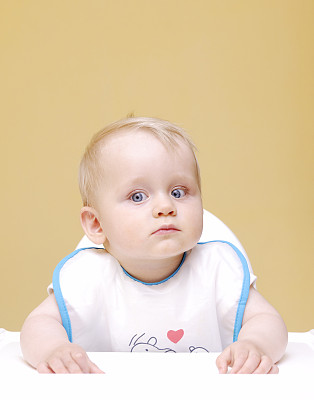 高椅上的男婴图片下载