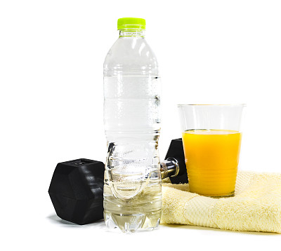 哑铃和橙汁孤立在白色背景图片下载