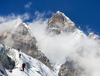 一群登山队员蒙太奇前往洛子山图片下载