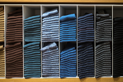 商店货架上的袜子图片下载