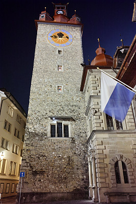 瑞士卢塞恩钟楼的夜景照片图片下载