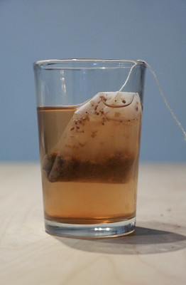 茶杯和茶包图片下载