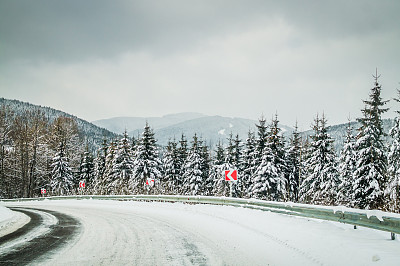 喀尔巴阡山脉中危险蜿蜒的道路图片下载