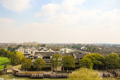 蓝天下层叠的瓦屋顶素材图片