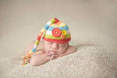 新生儿睡觉的女孩图片下载