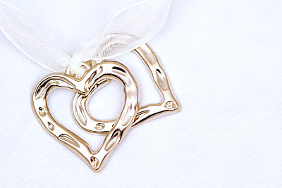 两个金属心在灯光背景上图片下载