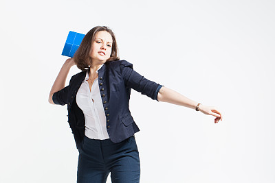 年轻漂亮愤怒的女商人扔书图片下载