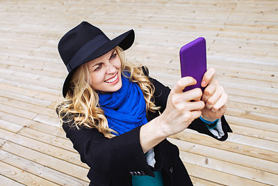一个女人的智能手机出问题了图片下载
