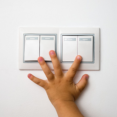 孩子关了灯图片下载