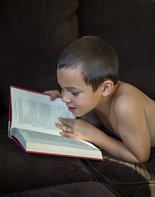 小学孩子阅读。图片下载